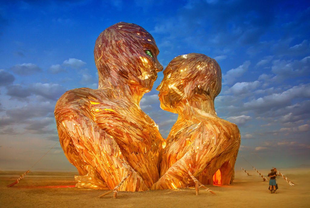 parterapi og samlivsterapi illustrert av gigantisk statue av par i omfavnelse